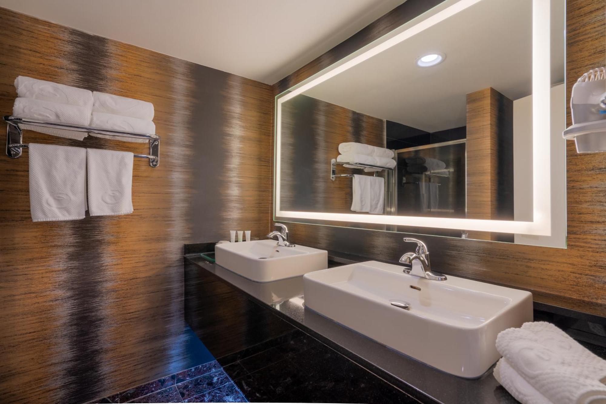Executive Suites Hotel & Conference Center, Metro Vancouver Burnaby Esterno foto