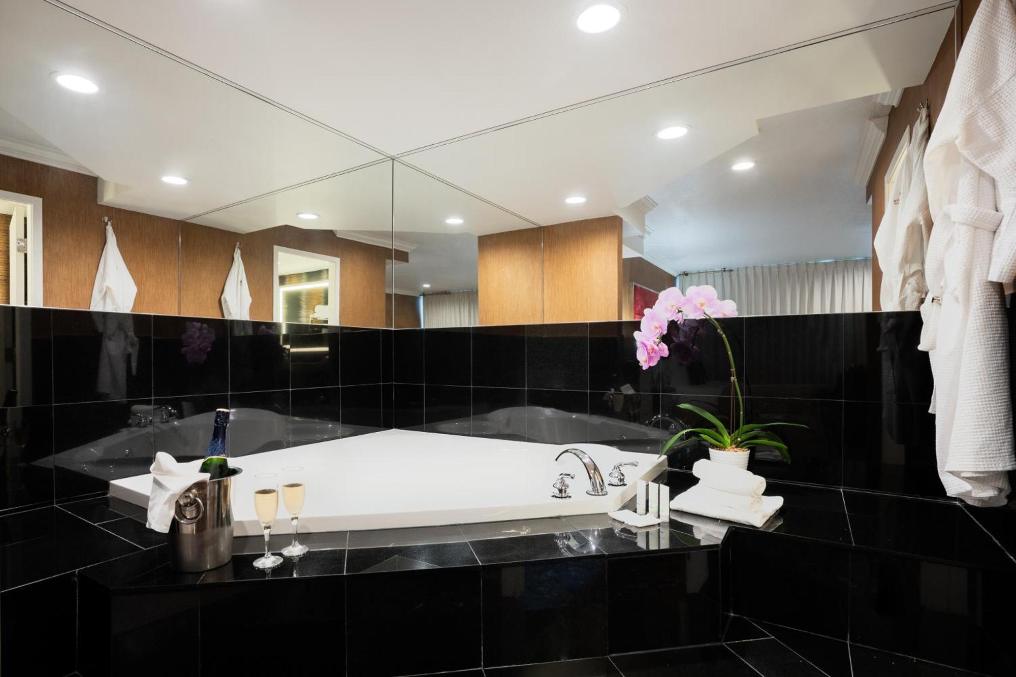 Executive Suites Hotel & Conference Center, Metro Vancouver Burnaby Esterno foto
